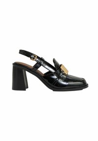 Čierne lakované slingback čižmy na vysokom podp�ätku so širokým blokovým podpätkom, predným pásikom a pozlátenými akcentmi. Hladký a lesklý povrch.