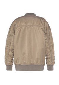 Blouson bomber en khaki avec une texture lisse et brillante, un col côtelé, des poignets élastiques et des épaules froncées. Il comporte une fermeture éclair sur le côté.