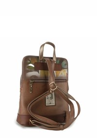 Brauner Leder-Rucksack mit strukturierter Oberfläche, der ein transparentes Panel, einen oberen Griff und verstellbare Schulterriemen aufweist.