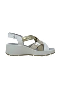 Sandalo bianco e oro metallico con cinturini incrociati, tacco a zeppa, texture in morbida pelle e soletta imbottita per il massimo comfort.