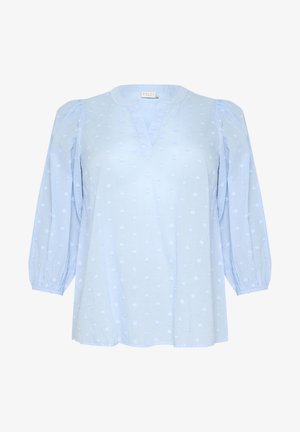 Lysblå bluse med v-hals, pufærmer og hjerteformede broderede detaljer. Fremstillet af et blødt, struktureret stof.