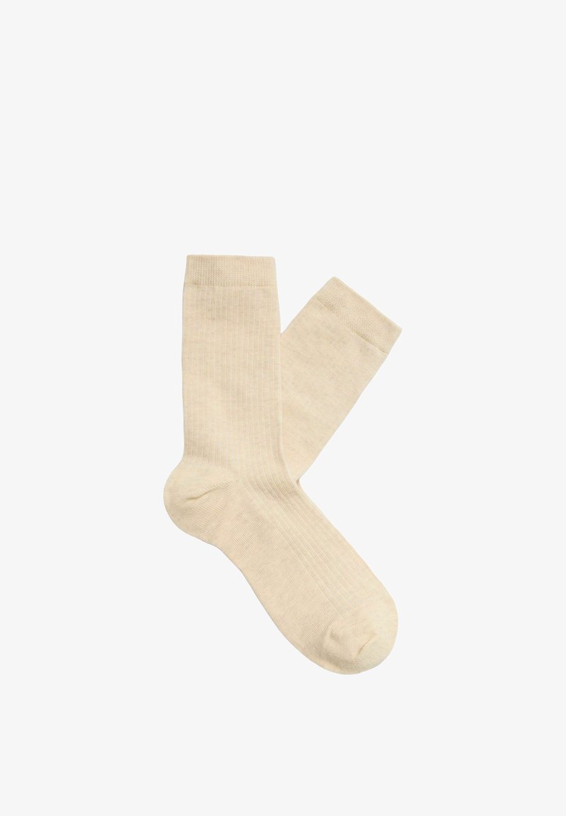 Paire de chaussettes montantes beiges unies avec bord-côte et motif tricoté vertical subtil, posées à plat sur fond blanc.