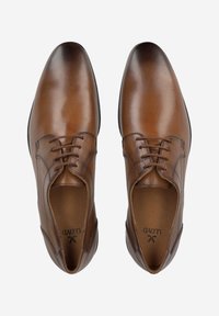 Braune Lederhalbschuhe mit glatter Oberfläche, ausgestattet mit einem klassischen Schnürdesign und runden Spitzen. Mit dezenten Stecknähte akzentuiert.
