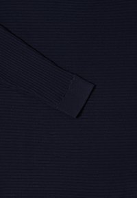 Granatowy, prążkowany top z długim rękawem, z dopasowanym mankietem, charakteryzujący się teksturowaną powierzchnią i prostym, eleganckim wzornictwem.