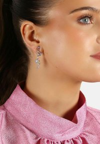 Hängande örhängen med en mängd ädelstenar i nyanser av blått, rosa och klart, satta i silverfärgad metall, med intrikata blomformade mönster.