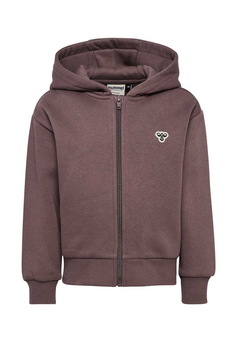 Brun zip-up hoodie av mjukt, texturerat tyg. Har en framzipper, ribbade ärmslut och en logopatch på vänster bröst.