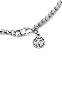 Sølv armbånd med klare rhinsten, en løbende lås og en rund løve charm vedhæng med detaljeret graveret.