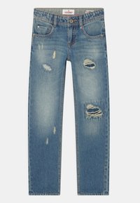 Vaalean siniset farkut, joissa on kulutuspisteitä reisissä ja polvissa, viisi taskua ja nappisuljenta vyötäröllä.