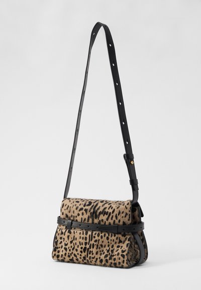 Geantă crossbody cu imprimeu leopard, dotată cu o curea din piele neagră și accente cu cataramă. Textura materialului este moale, având o formă rectangulară structurată.
