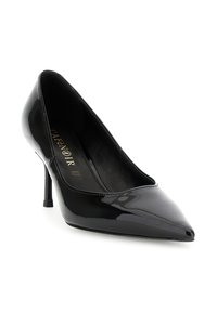 Pump a punta in pelle verniciata nera con tacco stiletto sottile, marchio sulla soletta interna, su sfondo bianco.