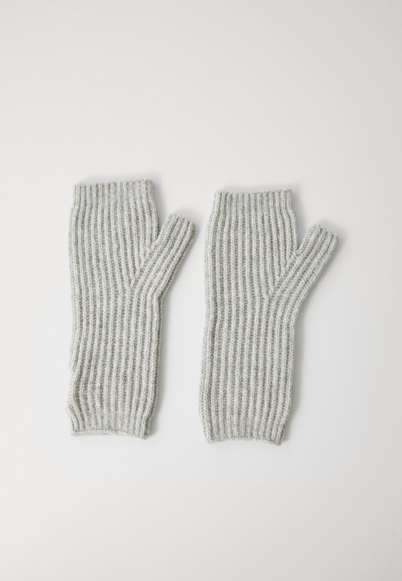 Mânuși fără degete, tricotate, de culoare gri, cu un manschet elastic. Materialul pare moale și texturat, având un design simplu și funcțional.
