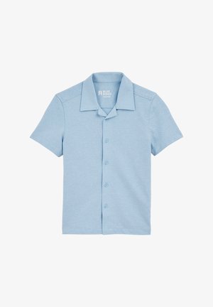 Košeľa s krátkym rukávom, svetlo modrej farby, vyrobená z mäkkej tkaniny. Má zapínanie na šesť gombíkov a štandardný dizajn goliera.