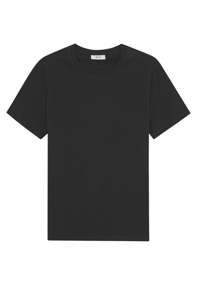 Μαύρο κοντομάνικο t-shirt με στρογγυλή λαιμόκοψη και μικρή λευκή ετικέτα στο εσωτερικό του γιακα που γράφει "NN. 07".