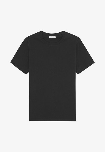 Μαύρο κοντομάνικο t-shirt με στρογγυλή λαιμόκοψη και μικρή λευκή ετικέτα στο εσωτερικό του γιακα που γράφει "NN. 07".