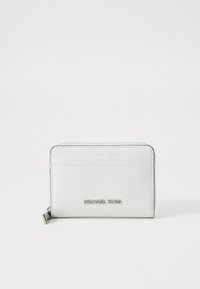 Valge nahast rahakott, millel on tekstureeritud pind, mitu kaardipesa, lukustatud sulgemine ja hõbedased detailid koos "Michael Kors" logo esiküljel.
