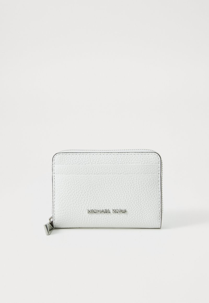 Valge nahast rahakott, millel on tekstureeritud pind, mitu kaardipesa, lukustatud sulgemine ja hõbedased detailid koos "Michael Kors" logo esiküljel.