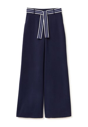 Granatowe spodnie o szerokich nogawkach z wysokim stanem, szlufkami na pasek i przewiązanym z przodu paskiem z tkaniny w paski.