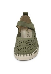 Scarpa in pelle verde perforata con cinturino regolabile, punta arrotondata e dettaglio intrecciato lungo la suola. Presenta una fodera interna imbottita.