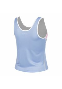 Canottiera sportiva blu chiaro con scollatura a barca, rifiniture bianche e sottili accenti laterali rosa e blu. Realizzata in un materiale liscio e elasticizzato.