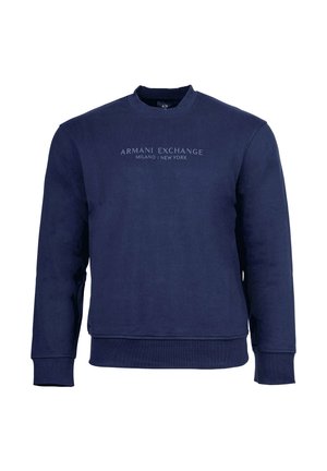 Granatowa bluza Armani Exchange z długim rękawem, dekoltem w łódkę i napisem "Armani Exchange Milano New York" na piersi.
