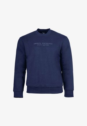 Granatowa bluza Armani Exchange z długim rękawem, dekoltem w łódkę i napisem "Armani Exchange Milano New York" na piersi.
