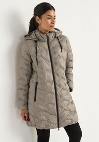 Lichtgewicht pufferjack in beige met een gestikte textuur, een capuchon, zwarte rits en twee diagonale zijzakken.