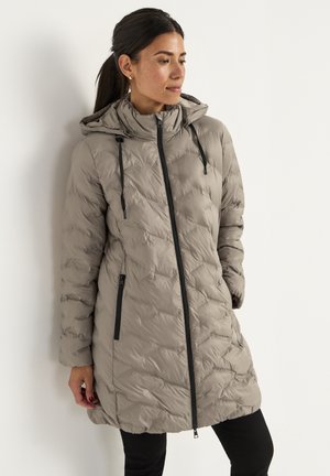 Lette pufferjakke i beige med quiltet tekstur, hætte, sort lynlås og to diagonale sidelommer.