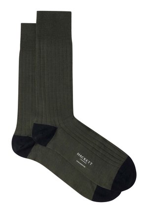 Paire de chaussettes côtelées vert foncé avec bouts et talons noirs, avec le logo Hackett London sur la semelle.