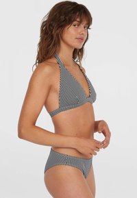 Set bikini a righe con top a collare e scollatura profonda e slip a vita bassa coordinati, entrambi in righe bianche e nere.