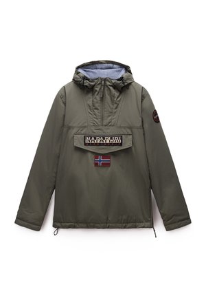 Oliven grønne hættetrøje anorakjakke med frontlynlås, stort klaplomme med teksten "Napapijri geographic" og et Norge-flag-patch nedenfor.
