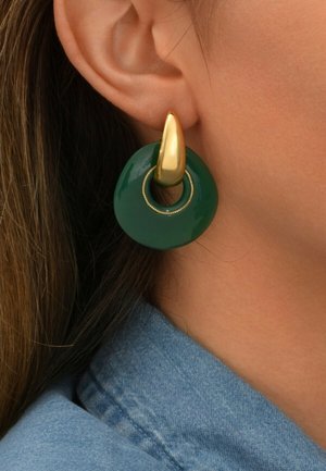 Boucles d'oreilles en résine verte avec un accent doré. Design circulaire avec un sommet pointu. Texture lisse avec une finition brillante.