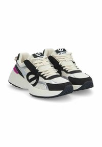 Sneaker in rete bianco, nero e viola. Presentano suole spesse, tessuto testurizzato e accenti metallici a contrasto. Lacci e logo sulla linguetta.