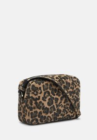 Torba w panterkę w beżowo-czarnym kolorze, wykonana z miękkiego materiału. Prostokątny kształt z zapięciem na suwak i regulowanym paskiem.