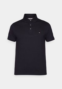 Černé polo tričko s krátkým rukávem vyrobené z bavlny, s třemi knoflíky a malým logem na hrudi. Hladká textura.