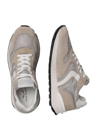 Sneakers in suede grigio e rete con lacci bianchi, dotati di suola imbottita, punta arrotondata e suola in gomma nera.