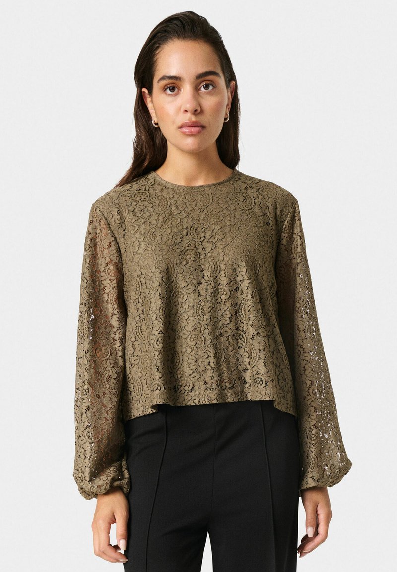 Oliven grøn blonde top med lange, voluminøse ærmer, rund halsudskæring og cropped længde. Indviklet blomstermønster over hele stoffet.