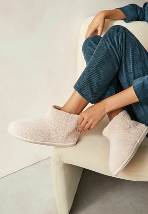 REGULAR FIT - Slippers - cream