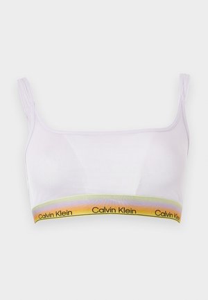 Hvit bralette med tynne stropper og en regnbuefarget elastisk bånd med gjentatte "Calvin Klein"-logoer.