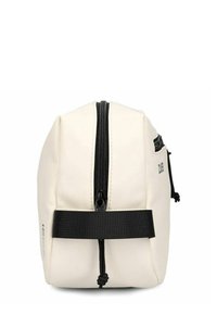 Crèmekleurige synthetische tas met een ronde vorm, voorzien van een centrale zwarte rits, zijvakken en een zwarte strap-accent.