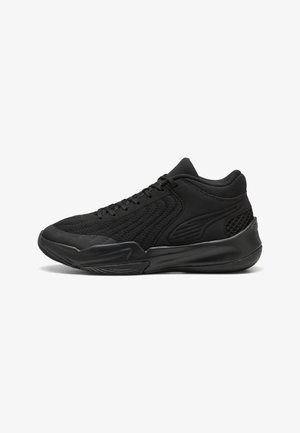 Chaussure de sport noire basse avec des panneaux en mesh, des lacets et une semelle rembourrée conçue pour le sport ou un usage décontracté, vue de profil.