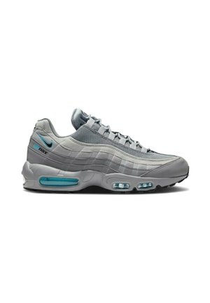 Szare i białe buty Nike Air Max 95 z niebieskimi akcentami na poduszce powietrznej i niebieskim logo Nike z boku, przedstawione na białym tle.