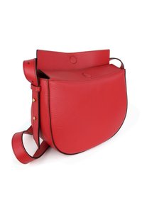 Červená kožená crossbody taška s zakřiveným tvarem, texturovaným povrchem a horním klopovým uzávěrem. Obsahuje zlaté kování a dlouhý nastavovací popruh.