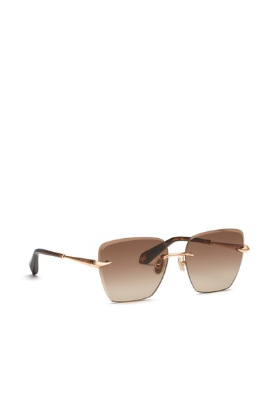 Lunettes de soleil avec verres carrés marron dégradé, pont et branches en métal doré, embouts des branches noirs et dorés, présentées sur fond blanc.