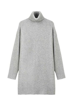Jersey de cuello alto gris con un corte relajado, mangas largas y ribete acanalado. Textura suave con un acabado de punto liso. Sin patrones ni acentos.