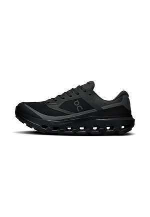 Schwarzer Sportschuh mit Mesh-Obermaterial, Schnürverschluss, gepolsterter Sohle mit Belüftungslöchern sowie Markenlogo an der Seite und Ferse.