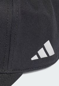 Schwarze Mütze aus strukturiertem Stoff, mit weißen Adidas-Logo-Akzenten und drei diagonalen Streifen an der Seite.