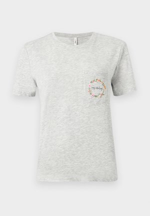 Tricou gri cu mâneci scurte din bumbac moale, cu buzunar pe partea stângă a pieptului, brodat cu un model floral și textul „Hey darling” în interiorul unei coronițe.