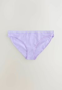 Culottes lilas taille basse avec une texture douce et une ceinture ornée de lettres "NEXT" répétées. Tissu lisse et extensible pour un confort optimal.