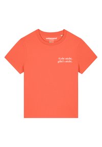 Koraalkleurig katoenen T-shirt met korte mouwen en een ronde hals. Voorzien van witte tekst met "Geht nicht, gibt's nicht" op de voorkant.