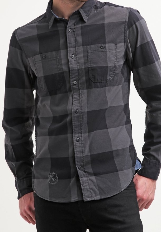Schwarz-grau karierte langärmelige Hemd, aus Baumwollmaterial, Knopfverschluss, zwei Brusttaschen, abgerundeter Saum, mit dezentem Logodetail am unteren Rand.